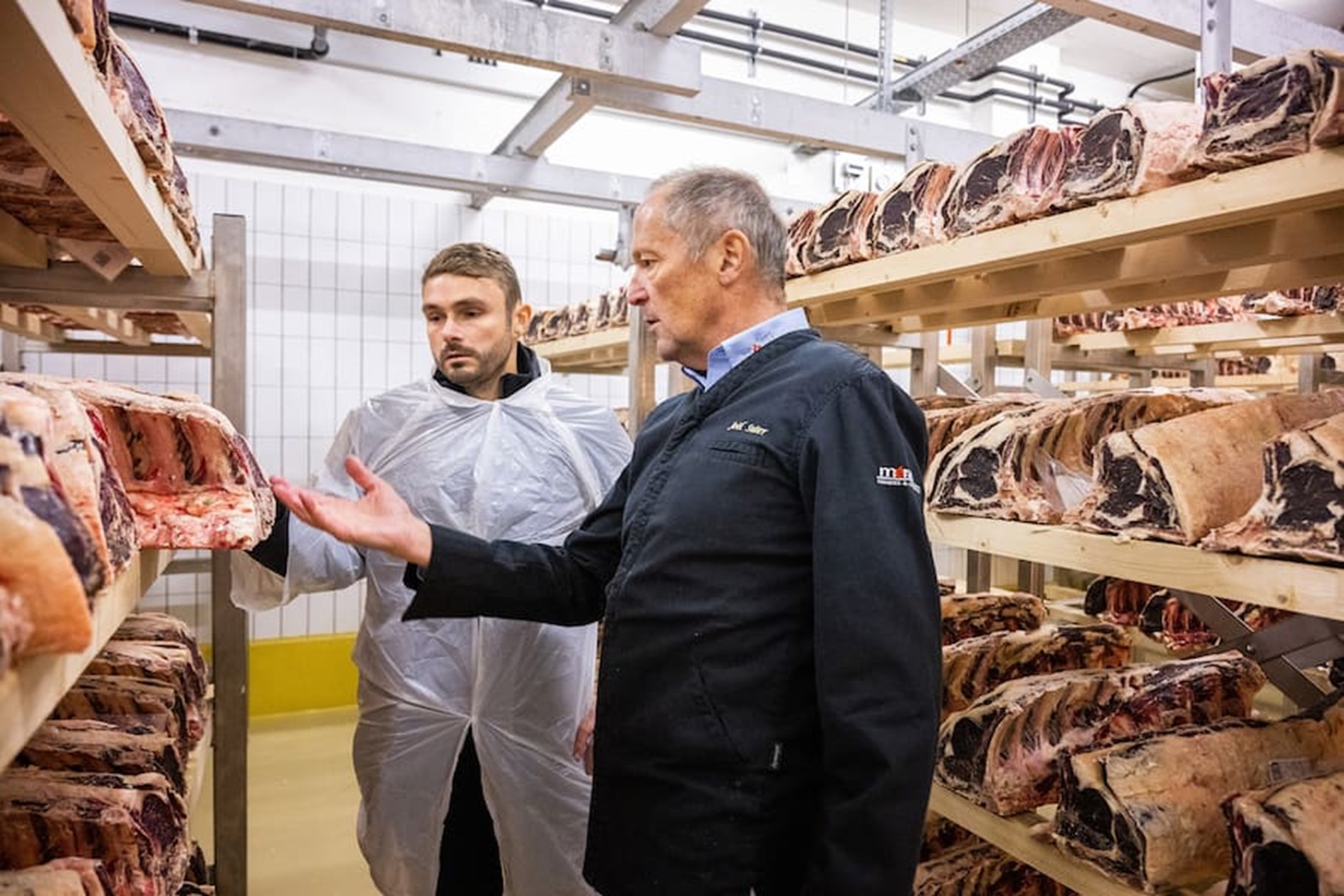 Maturation parfaite : avec le maître-boucher Joël Suter dans le "Tésor" pour les morceaux dry-age. Maturation parfaite : avec le maître-boucher Joël Suter dans le "Tésor" pour les morceaux dry-age.