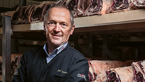 Joël Suter, Metzgermeister und Leiter Mérat Romandie, ist Herr über die Dry-Age-Reifekammer. Joël Suter, Metzgermeister und Leiter Mérat Romandie, ist Herr über die Dry-Age-Reifekammer.